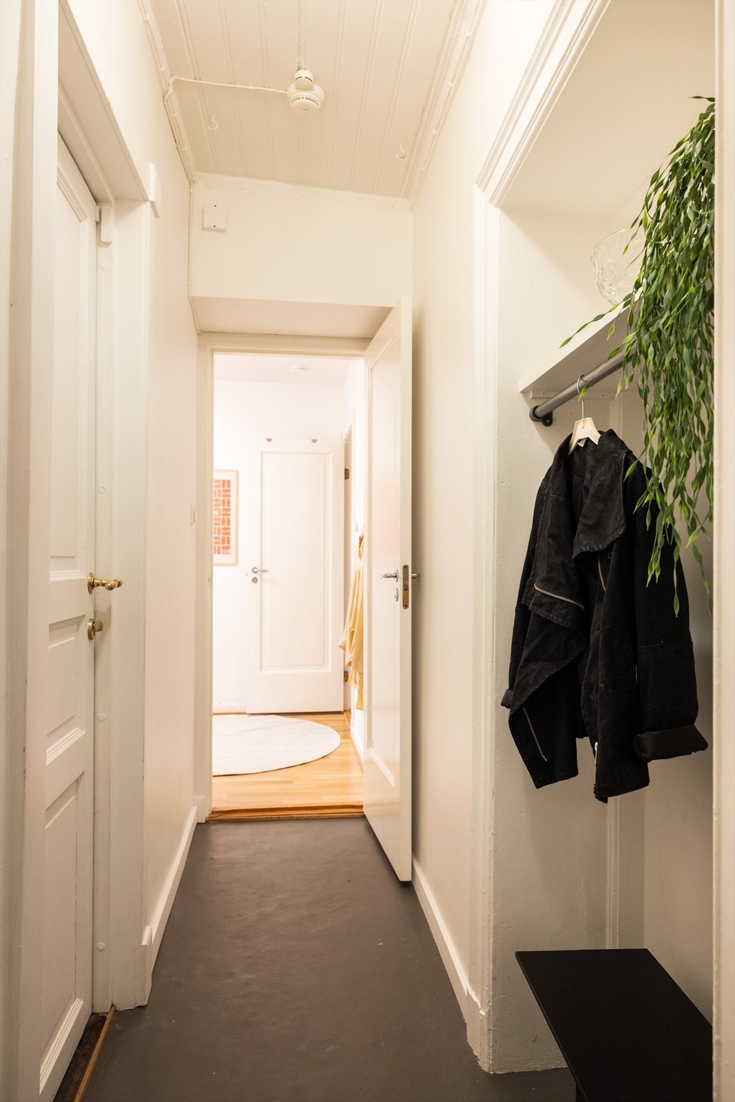 Fra soverom nr. 2 har du en praktisk gang med lagringsplass og opplegg til vaskemaskin. Herfra er det dør ned til kjelleren med enkel tilgang til kjellerboden. Galleribilde