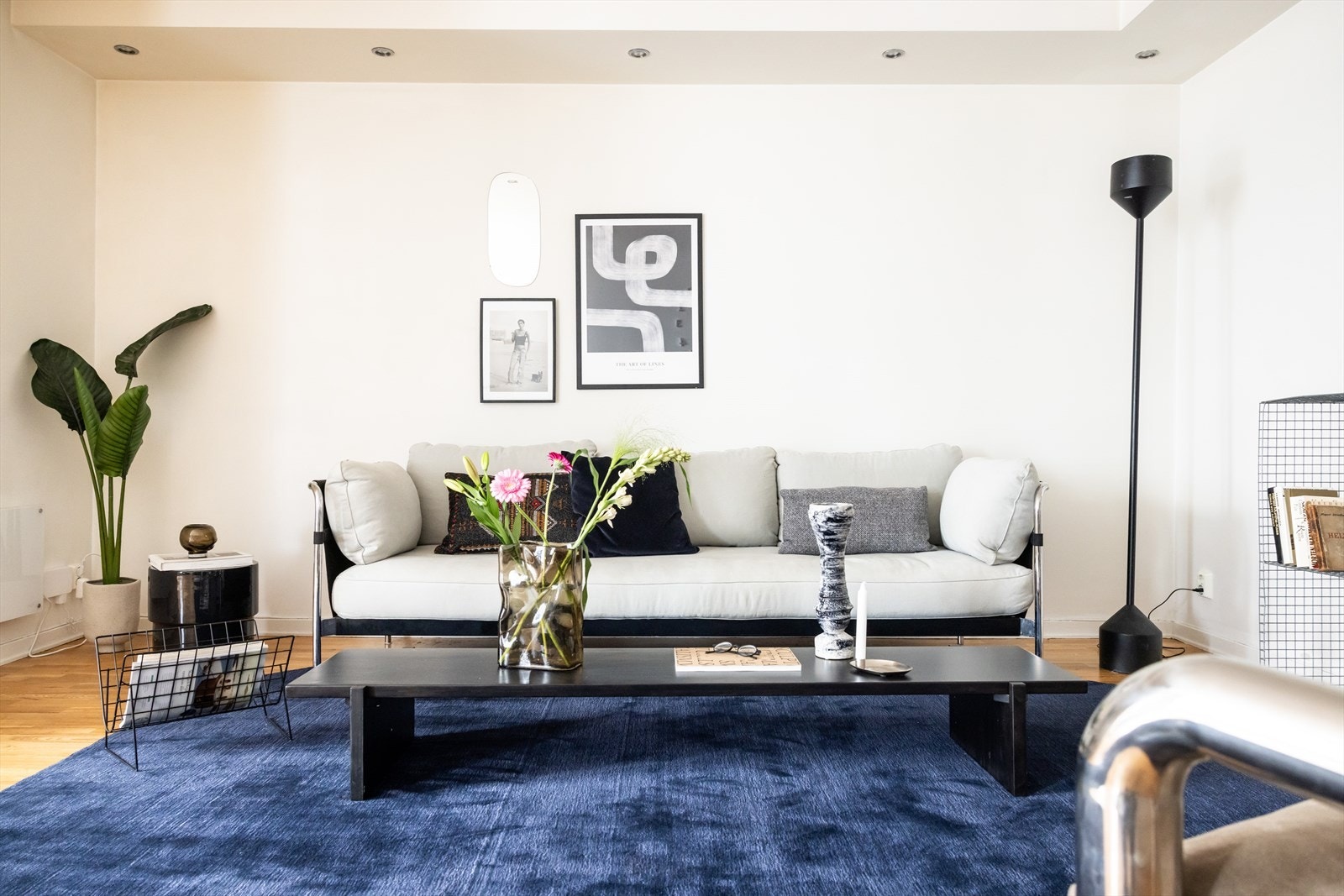 Stuen har lyse overflater og downlights i himling. Galleribilde