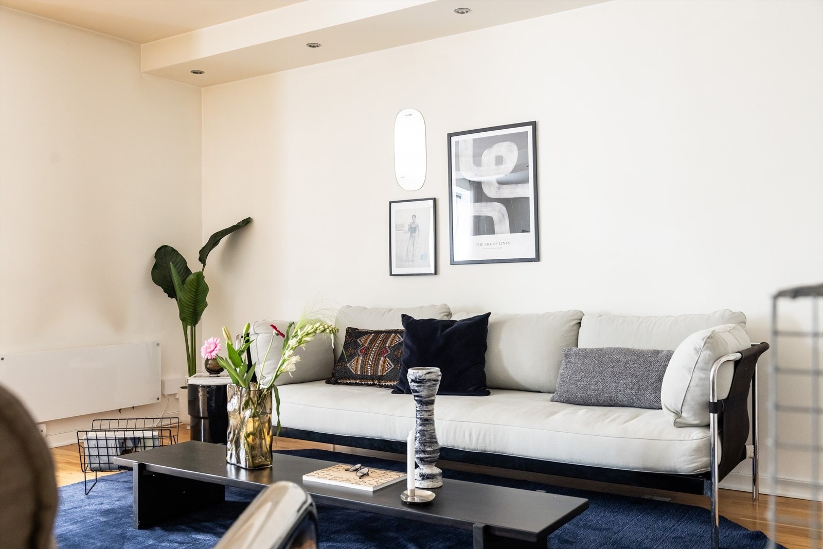 Det er god plass til stor sofagruppe, TV-seksjon, hyller og annet ønsket møblement. Galleribilde