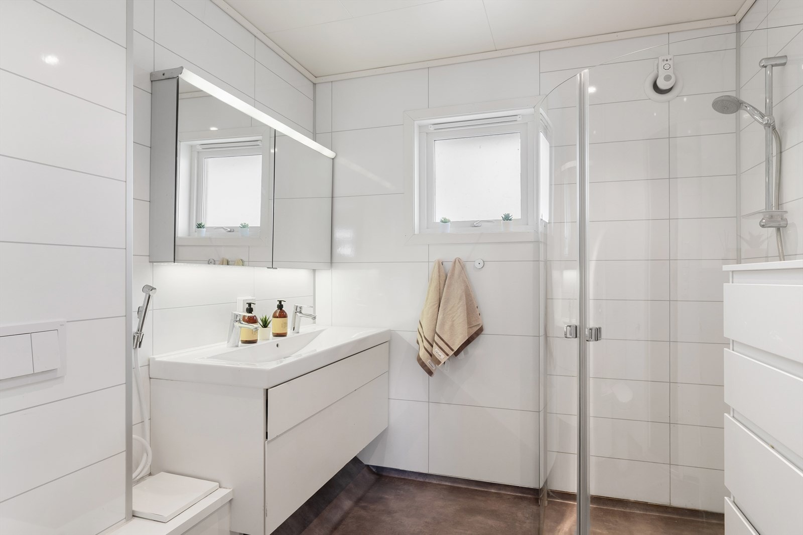 Nyere bad fra 2015. Badet har baderomsinnredning med nedfelt vask, dusj og vegghengt toalett samt sjakt ned til kjeller. Galleribilde