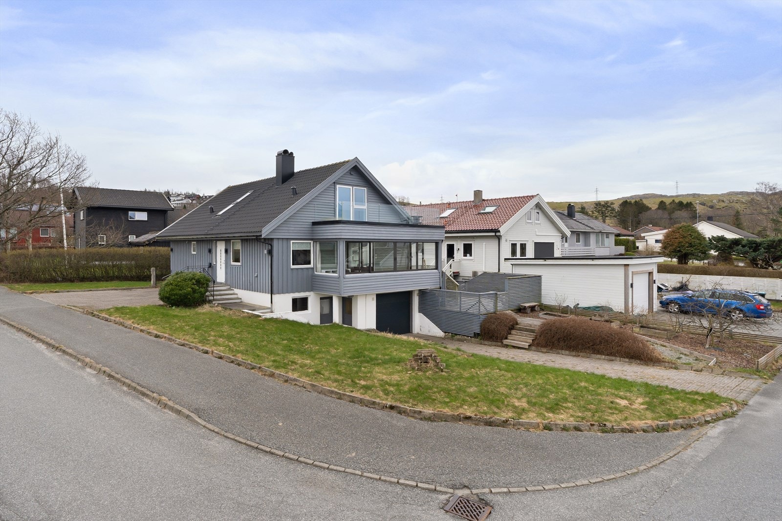 Velkommen til Brekkevegen 31, Kvernaland. Presentert av Leon Høyland i EiendomsMegler 1 Jærmegleren. Fotograf: Eivind Dridal Galleribilde