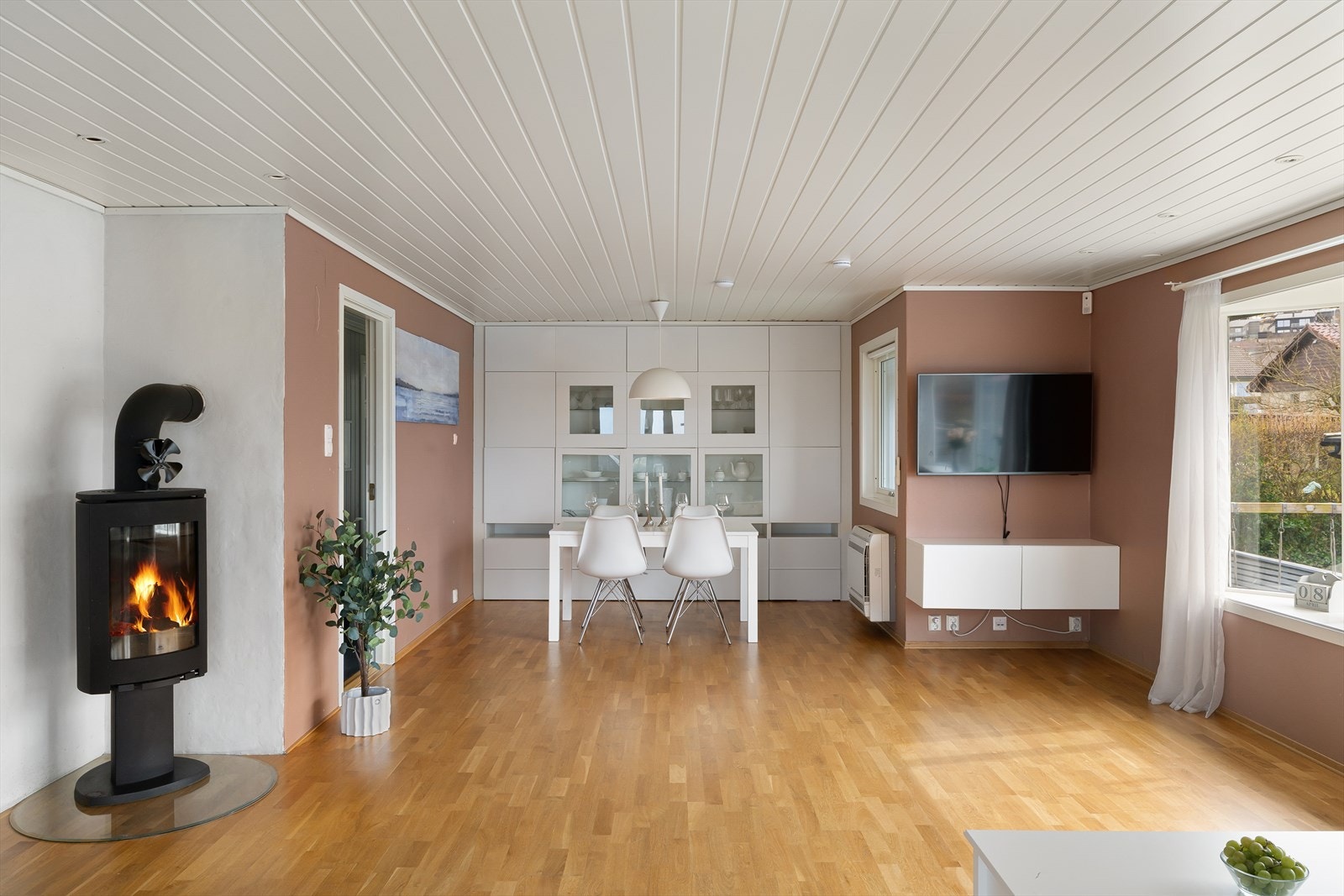 I første etasje finner vi blant annet kjøkken, stue, bad, hagestue og 2 soverom. Galleribilde