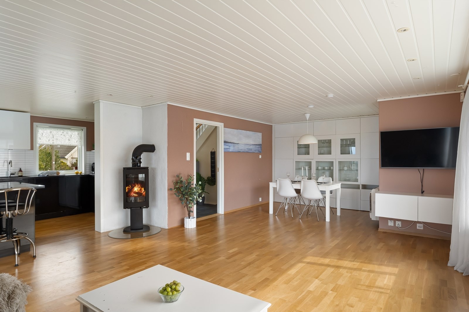 Eneboligen ligger i et attraktivt og barnevennlig område, perfekt for familier som ønsker en trygg og trivelig hverdag. Galleribilde