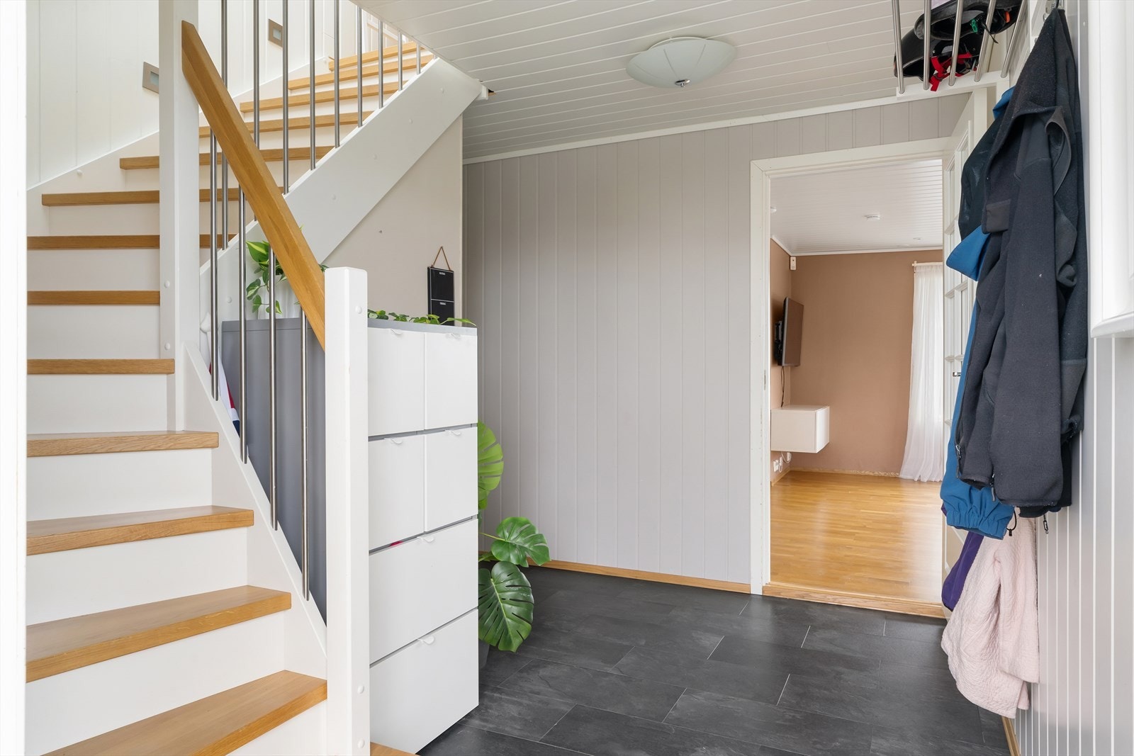 Lys og romslig entré med god plass til å henge fra seg både klær og sko. Galleribilde