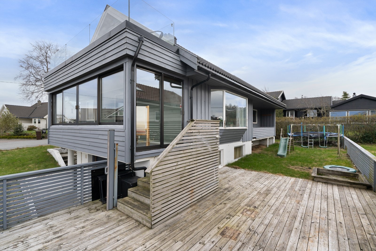 Terrasse og hage som er vestvendt med gode solforhold hele dagen. Galleribilde