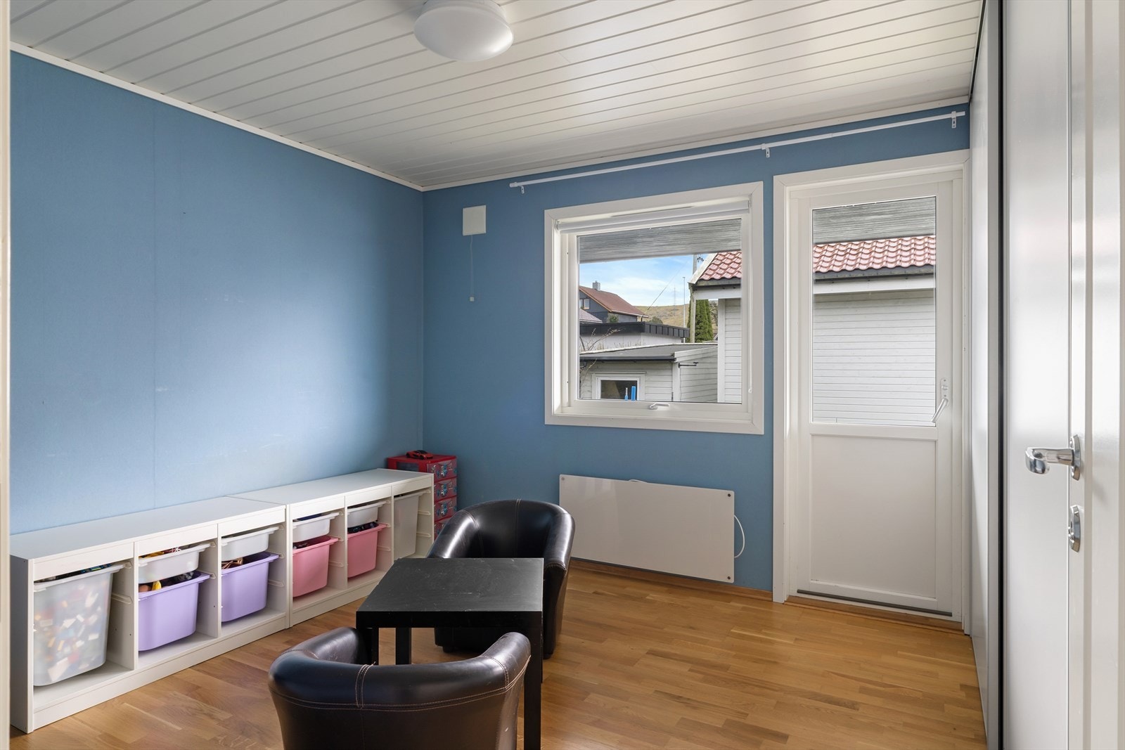 Første soverommet med garderobe innebygd med skyvedører, samt utgang til balkong. Galleribilde