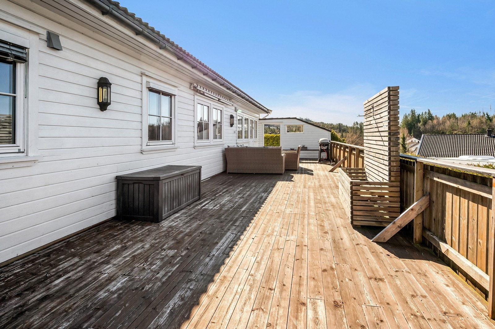 Stor terrasse som er solrik Galleribilde