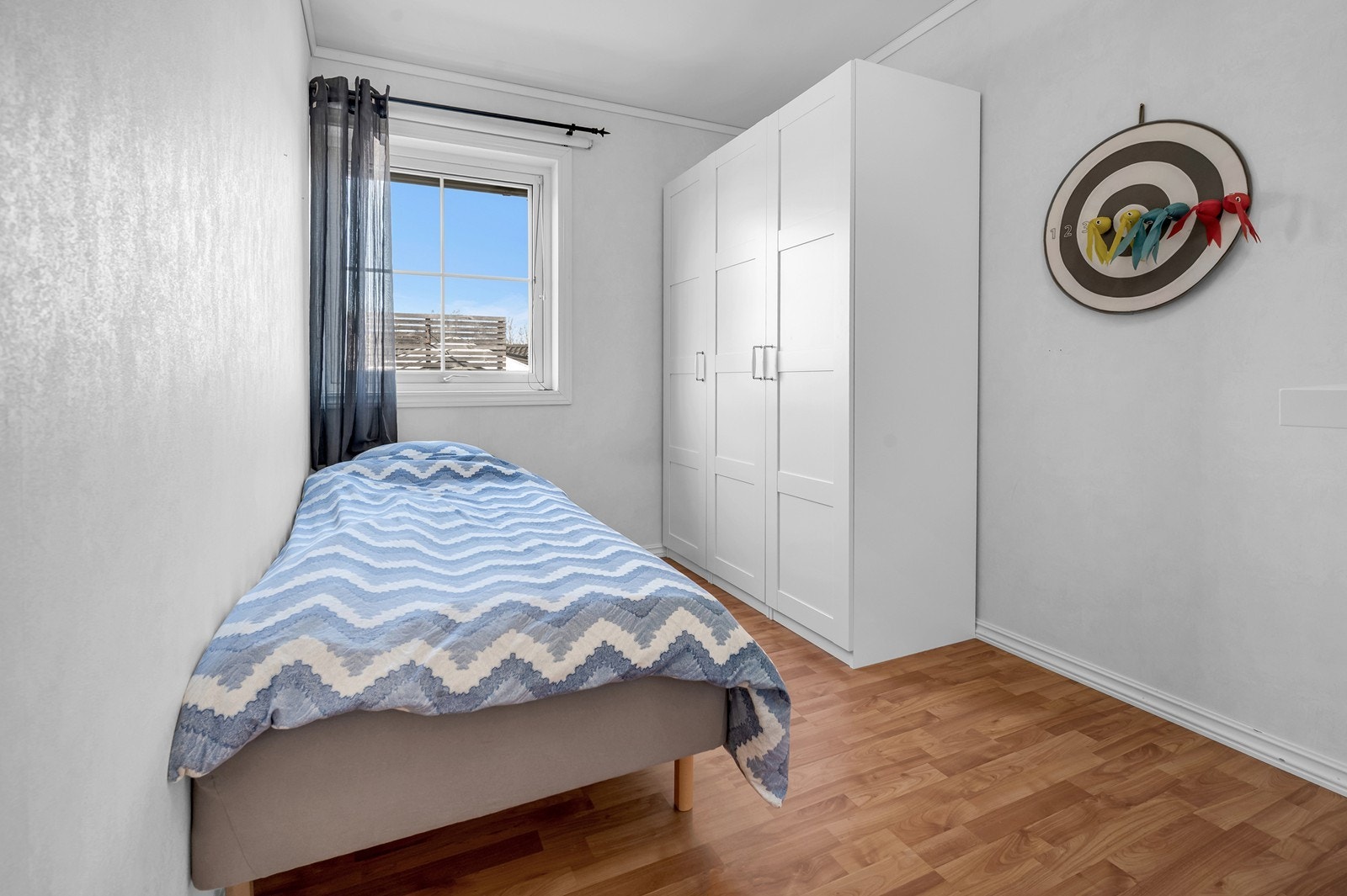 Soverom med garderobeskap Galleribilde