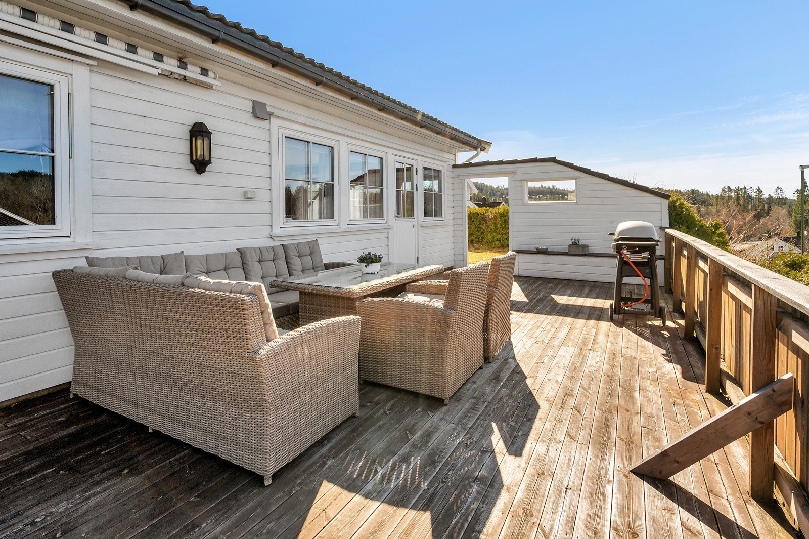 Terrasse med utg. fra stuen Galleribilde