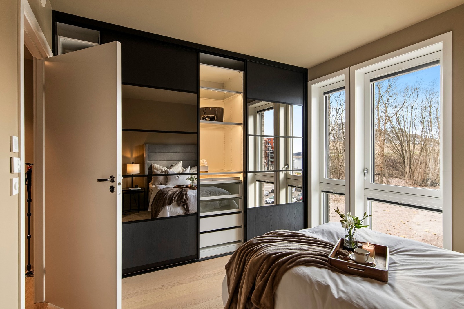 Lyset strømmer inn på hovedsoverommet, og rommet har god plass til dobbeltseng og tilhørende nattbord. Galleribilde