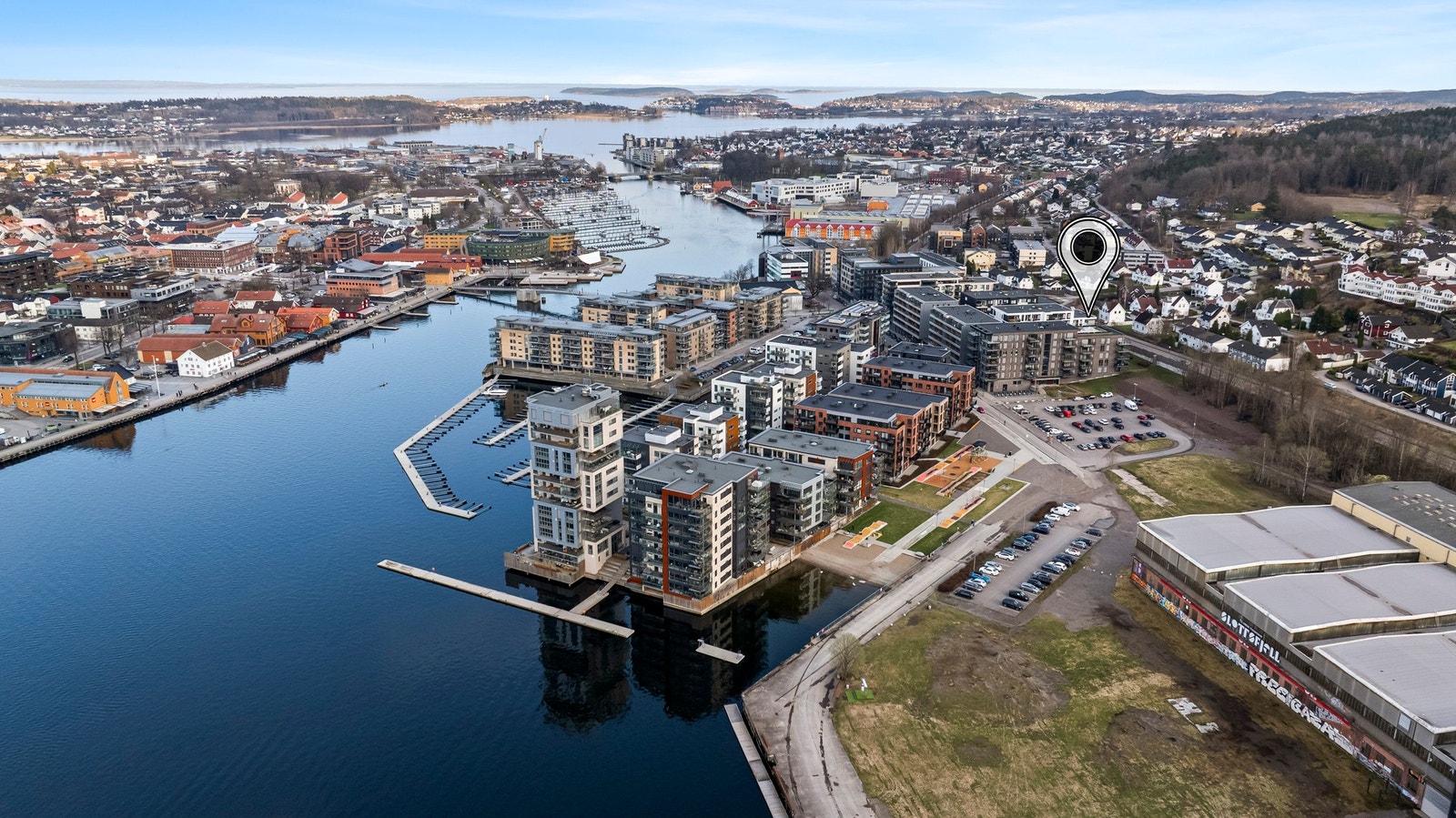 Flytt rett inn i Rambergveien 20 A, en stor, stilren og toppmoderne 3-roms selveierleilighet med god planløsning på hjørnet i 3. etasje. Galleribilde