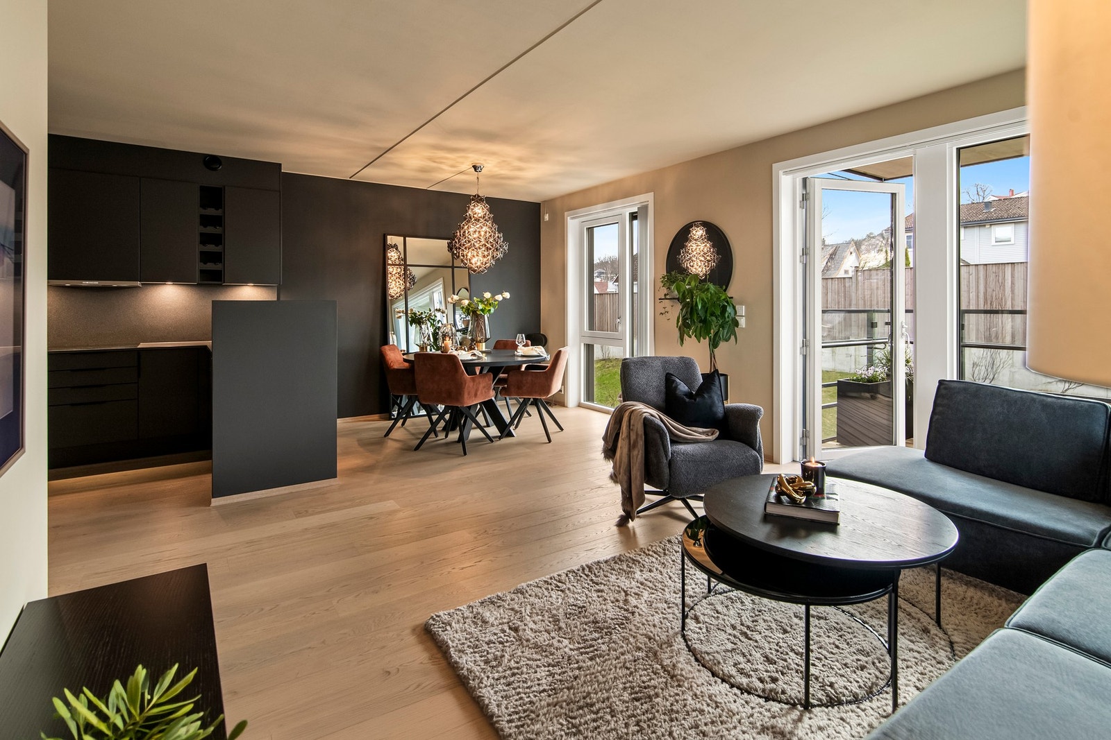 Sammen danner stuen og kjøkkenet et åpent, romslig og innbydende oppholdsrom, der store vindusflater på to sider slipper inn rikelig med naturlig lys. Galleribilde