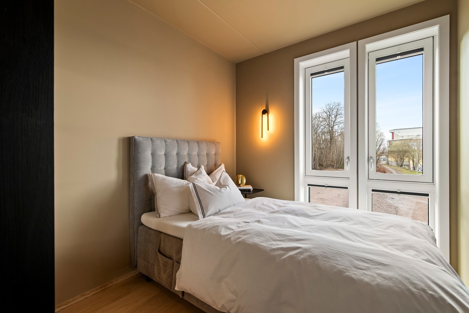 Det andre soverommet har en garderobe i samme utførelse, men mindre størrelse. Galleribilde