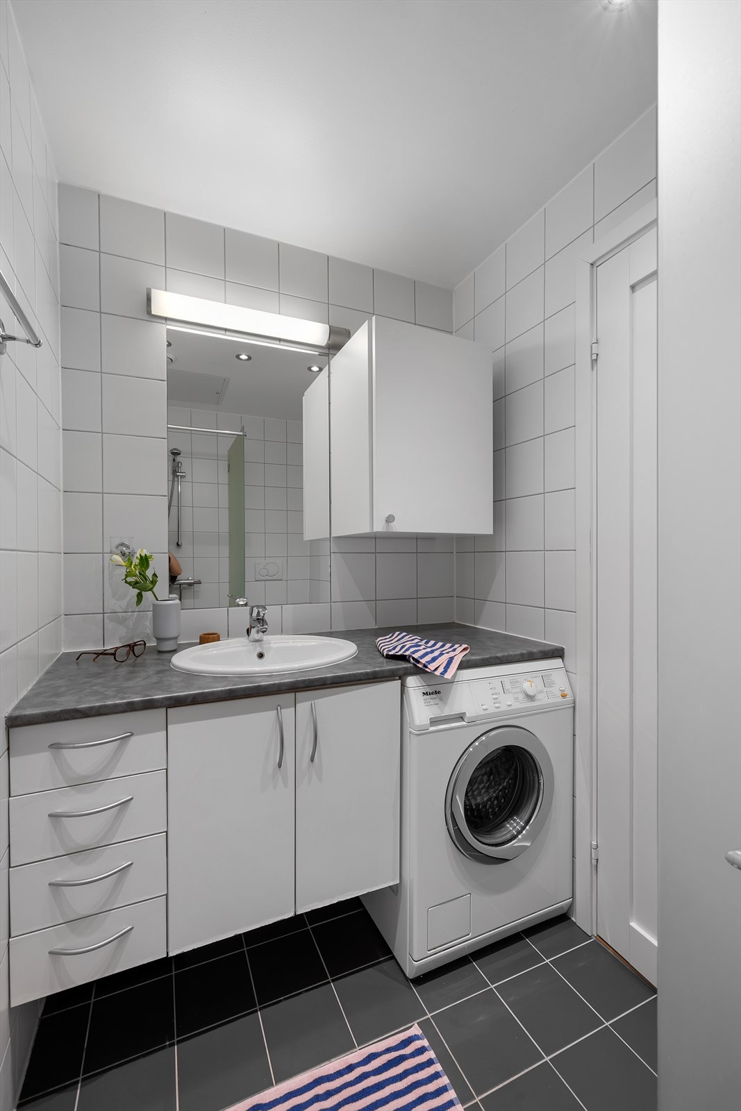 Innredning med gode lagringsmuligheter og plass til vaskemaskin Galleribilde
