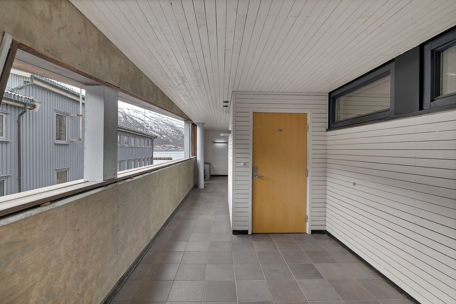 Takoverbygget inngangsparti Galleribilde