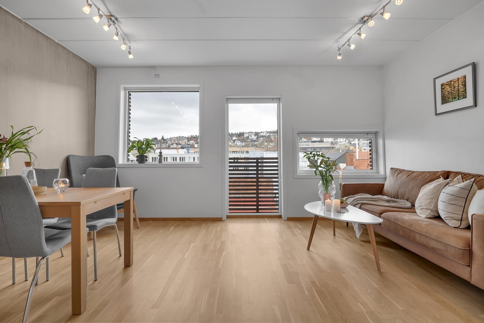 Store vinduer som slipper inn mye naturlig lys Galleribilde