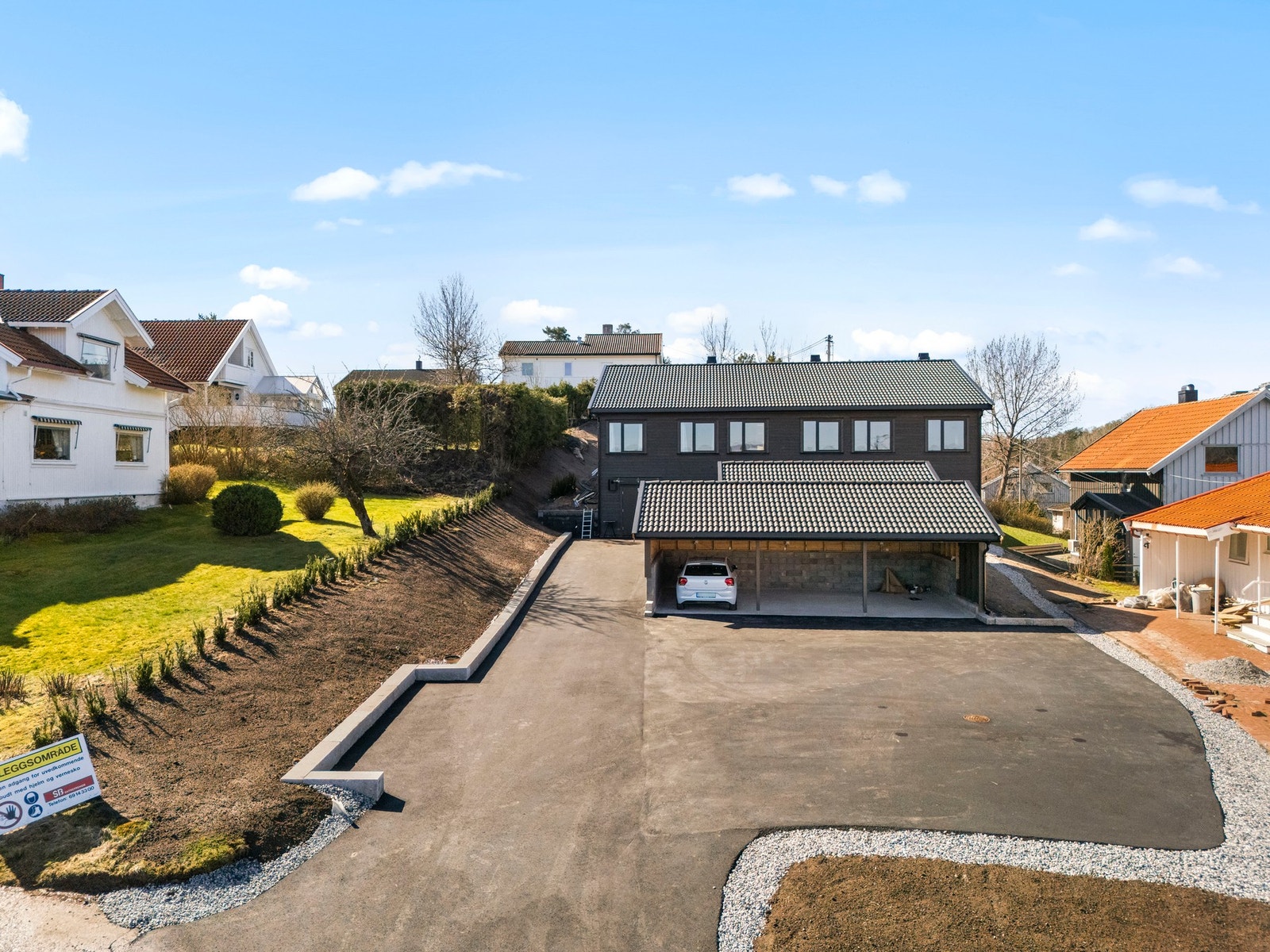 Det er bygget 3 leiligheter i rekke, og dette er leiligheten lengst til venstre. Carport medfølger. Galleribilde
