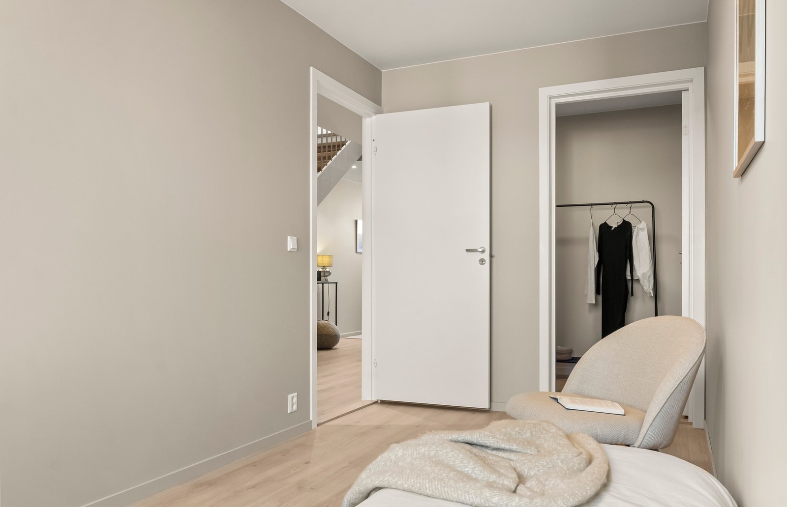 Soverommet i 1. etasje har direkte tilgang til garderobe. Galleribilde