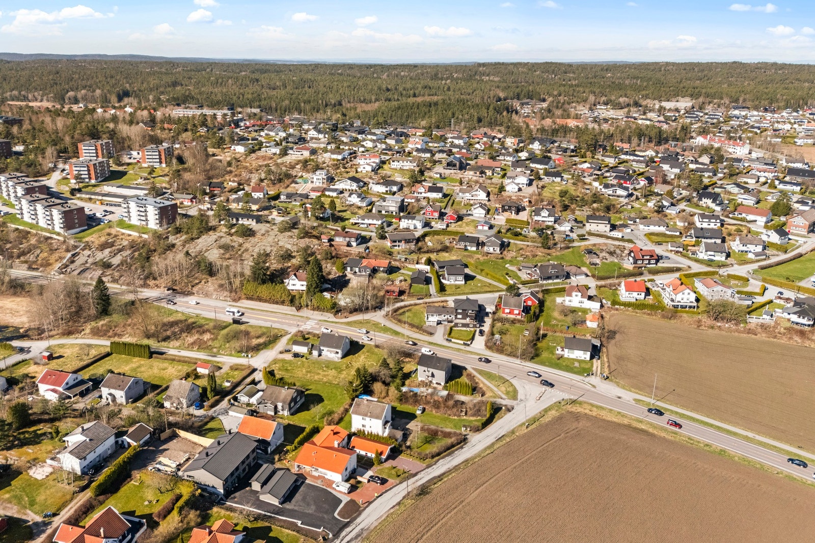 Det er kort avstand til både skole, barnehage og dagligvareforretning. Galleribilde
