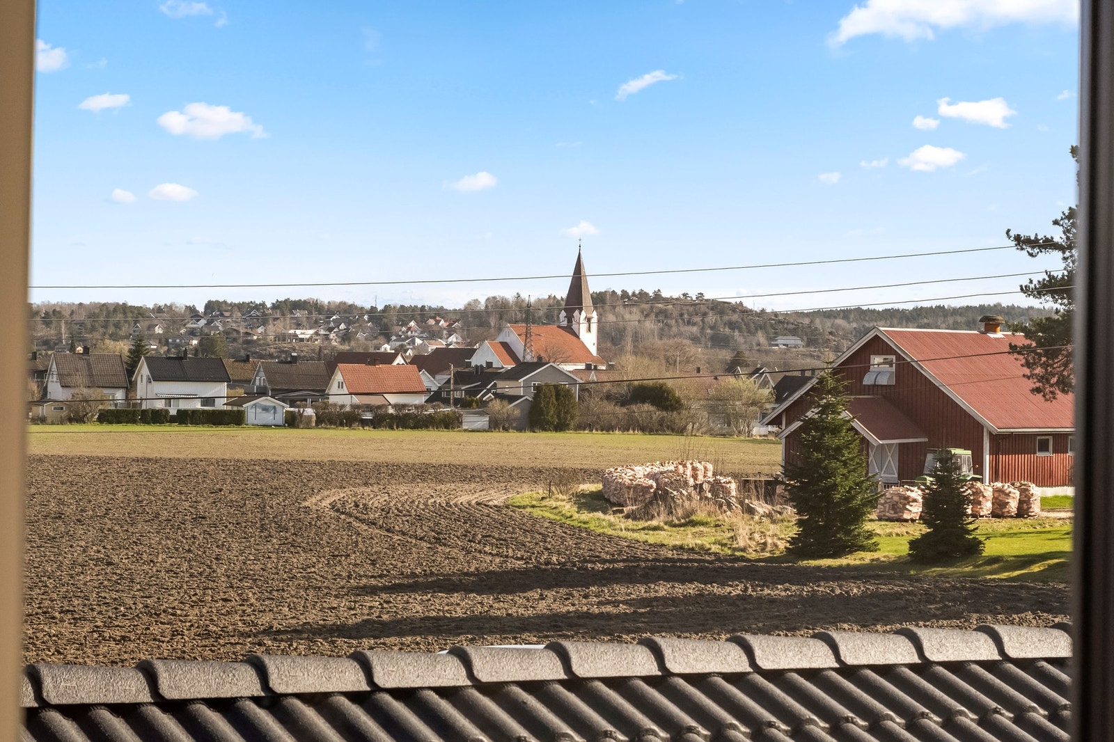 Fra 2. etasje er det fin utsikt til nærområdene. Galleribilde