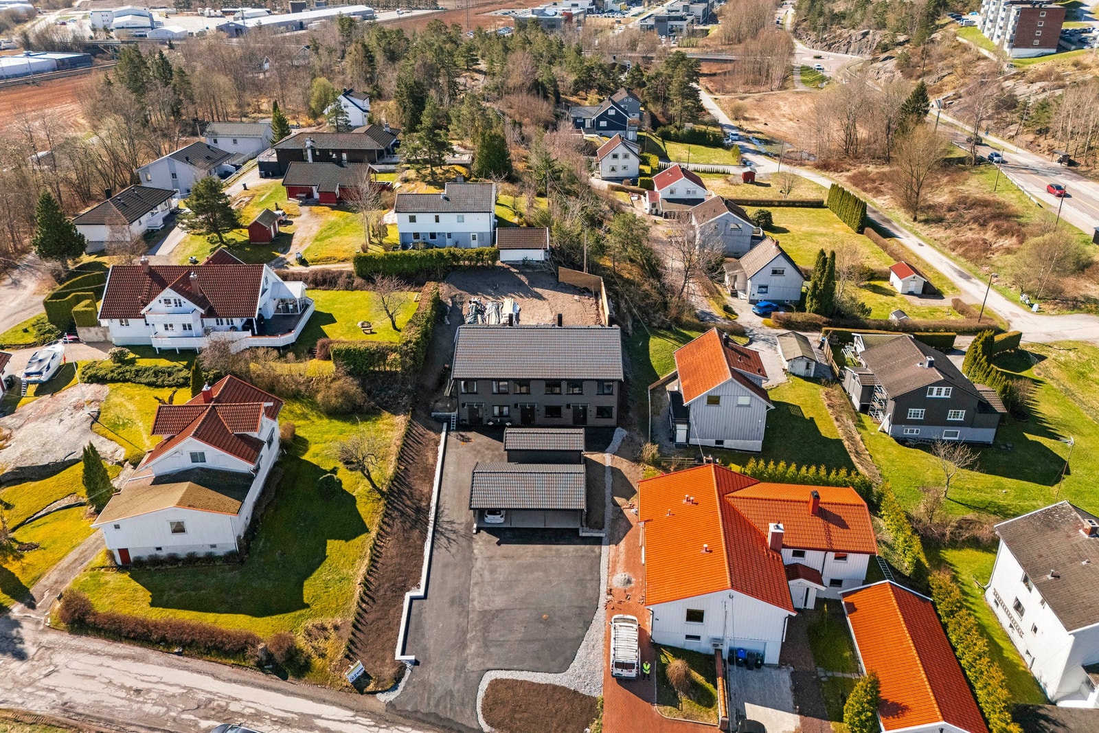 På baksiden blir det en solrik uteplass med tilgang fra stuen. Galleribilde