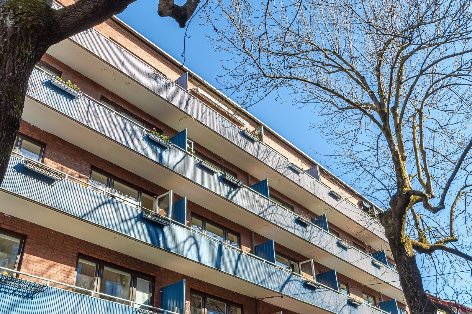 Leiligheten ligger fint til i byggets øverste etasje. Her er det også en fin bakgård med sittegrupper tilhørende borettslaget. Galleribilde