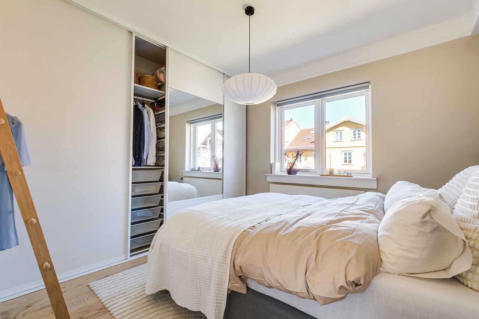 Fint og luftig soverom som vender mot rolig og skjermet bakgård. Galleribilde