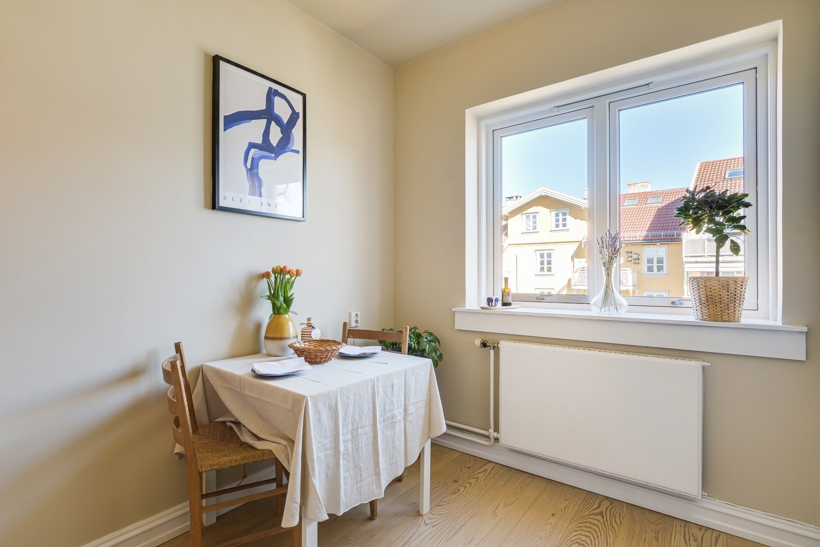Det er plass til et spisebord i rommet, og et stort vindu sørger for godt med dagslys. Galleribilde