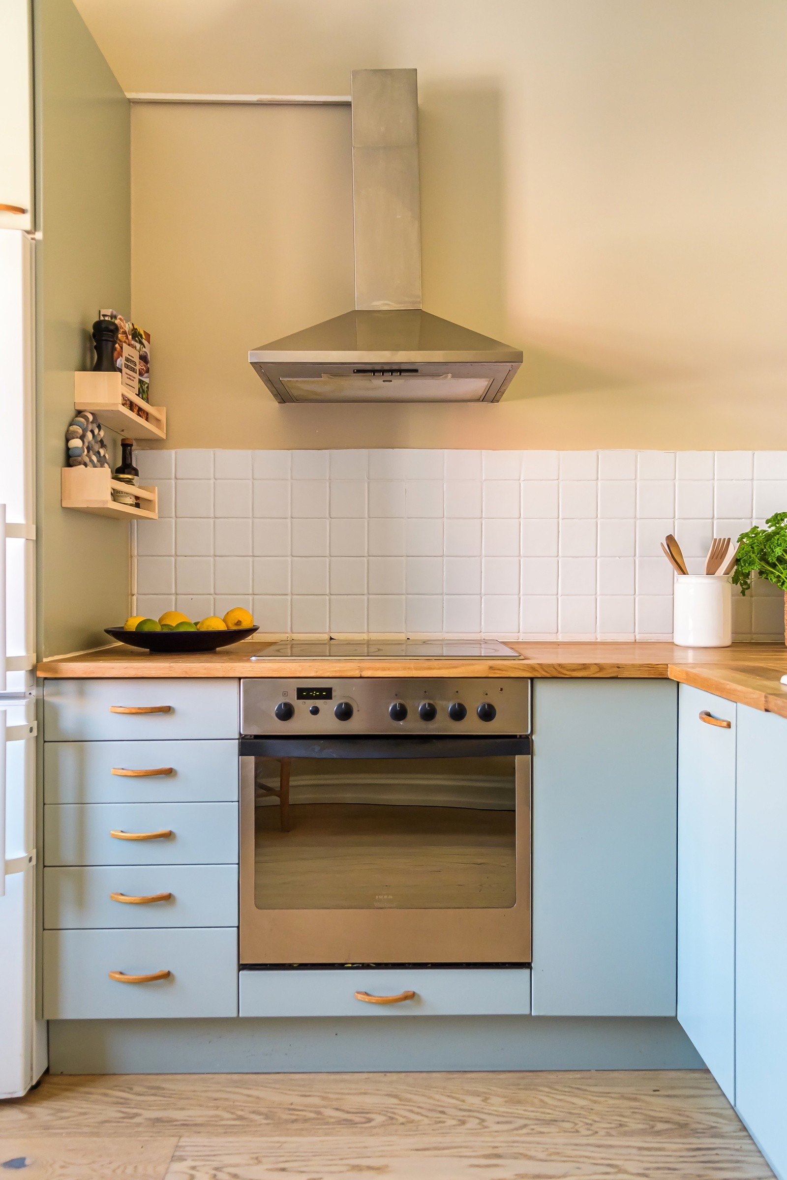 Kjøkkenet er utstyrt med integrert stekeovn og platetopp, samt frittstående oppvaskmaskin og kjøleskap med fryser som medfølger handelen. Galleribilde