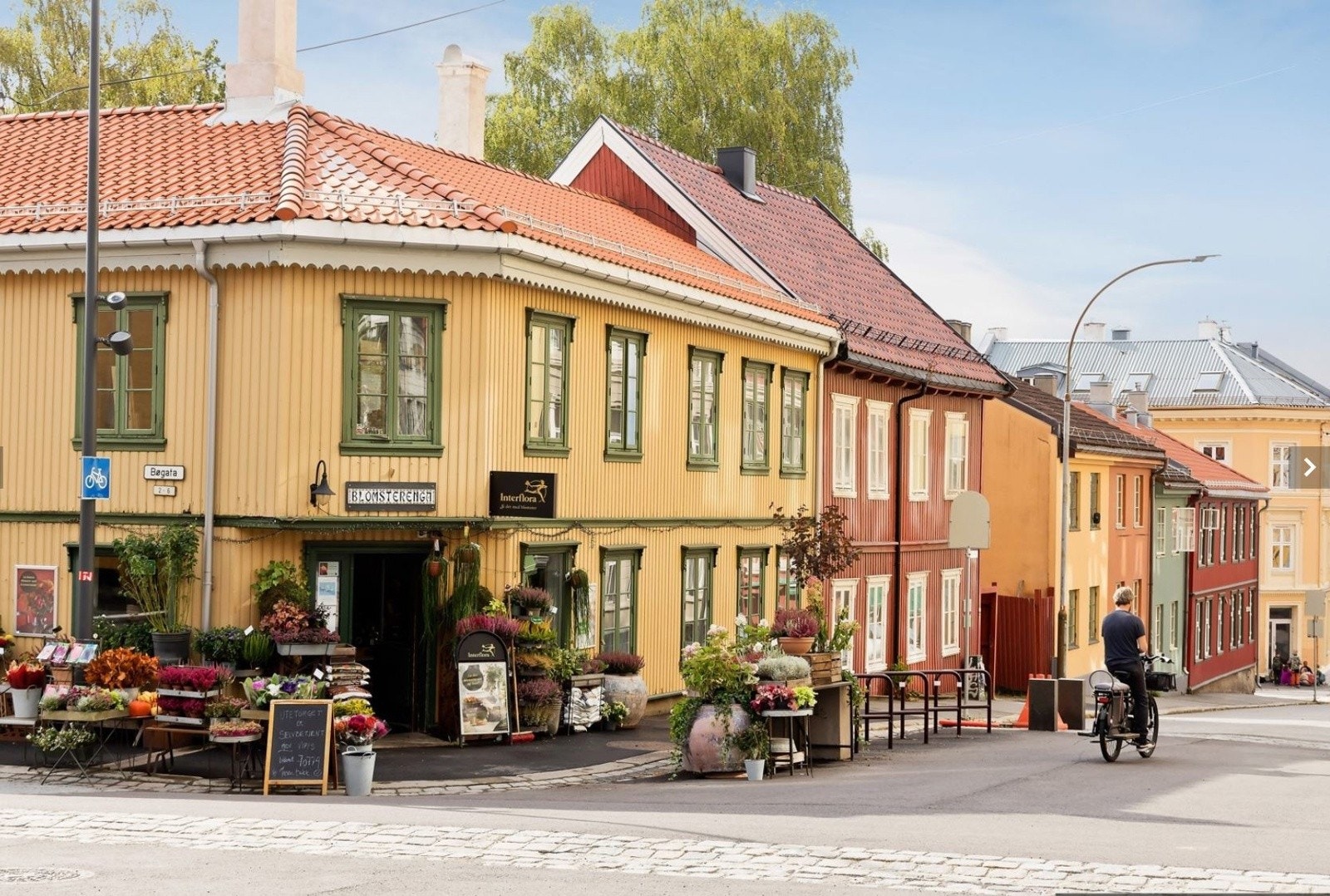 Dette området har noe å by på for alle og enhver. Kampen Kaffe Bar ved Torbjørn Egners plass byr også på førsteklasses kaffe og fersk bakst_ Galleribilde