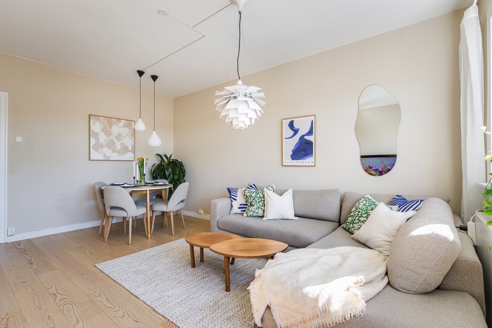Stuen har plass til en sofaseksjon med tilhørende møblement, samtidig som det er naturlig plass til spisebord - perfekt for både hverdagsmiddager og hyggelige sammenkomster. Galleribilde
