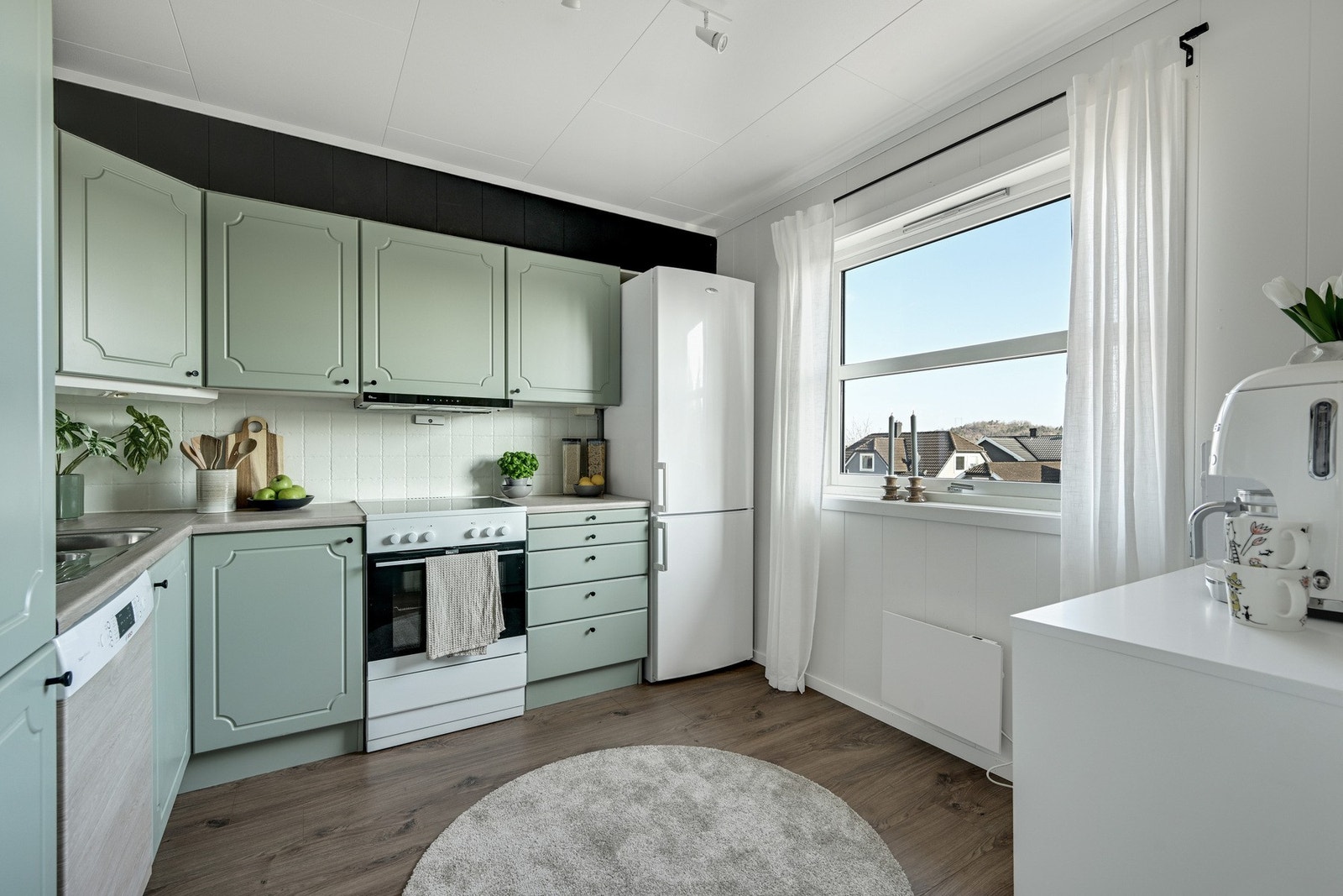 Kjøkkenet har innredning med profilerte fronter og benkeplate av laminat. Galleribilde