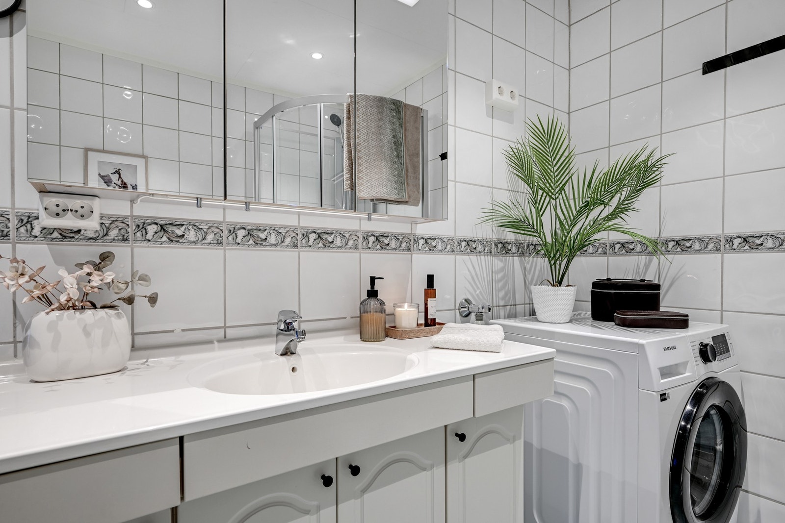 Bra med skapplass på badet. Galleribilde