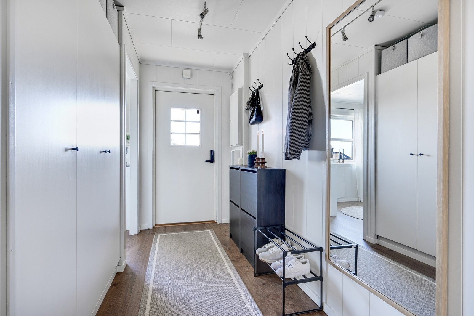 Gang med god plass til å henge fra seg og sette fra seg sko Galleribilde