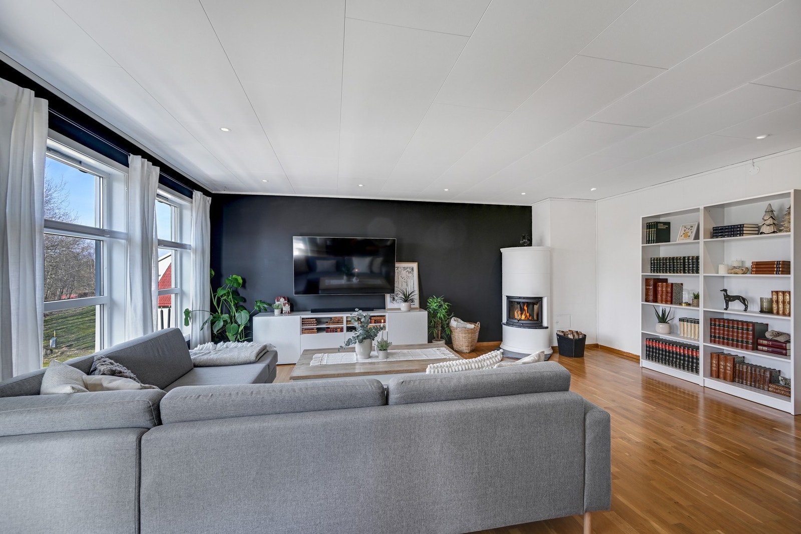 Her er det god plass til både en stor sofaseksjon og et stort spisebord Galleribilde