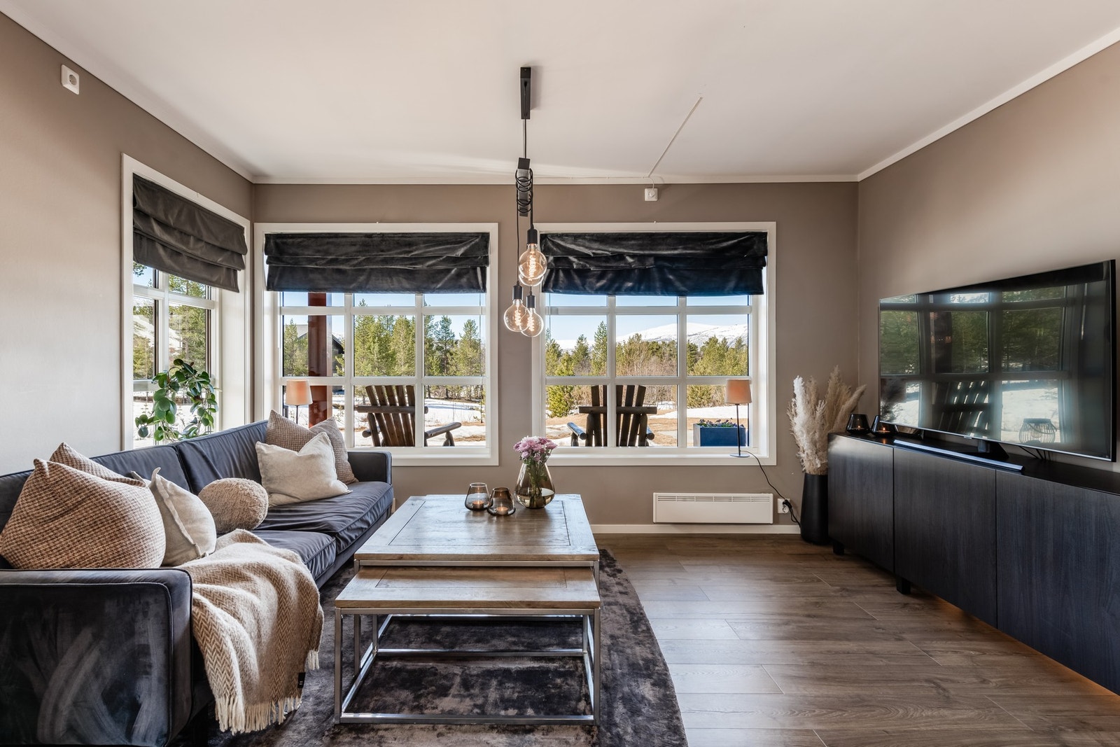 Store vindusflater med mye naturlig lysinnslipp Galleribilde