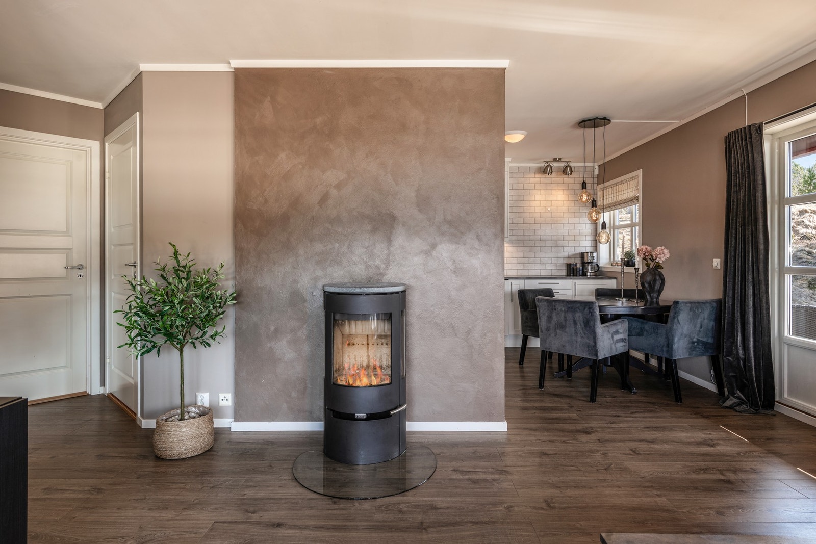 Peisen varmer godt og skaper litt ekstra hygge Galleribilde