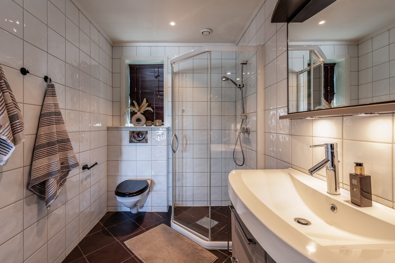 Badet har gulvvarme, fliser på gulv og vegger Galleribilde