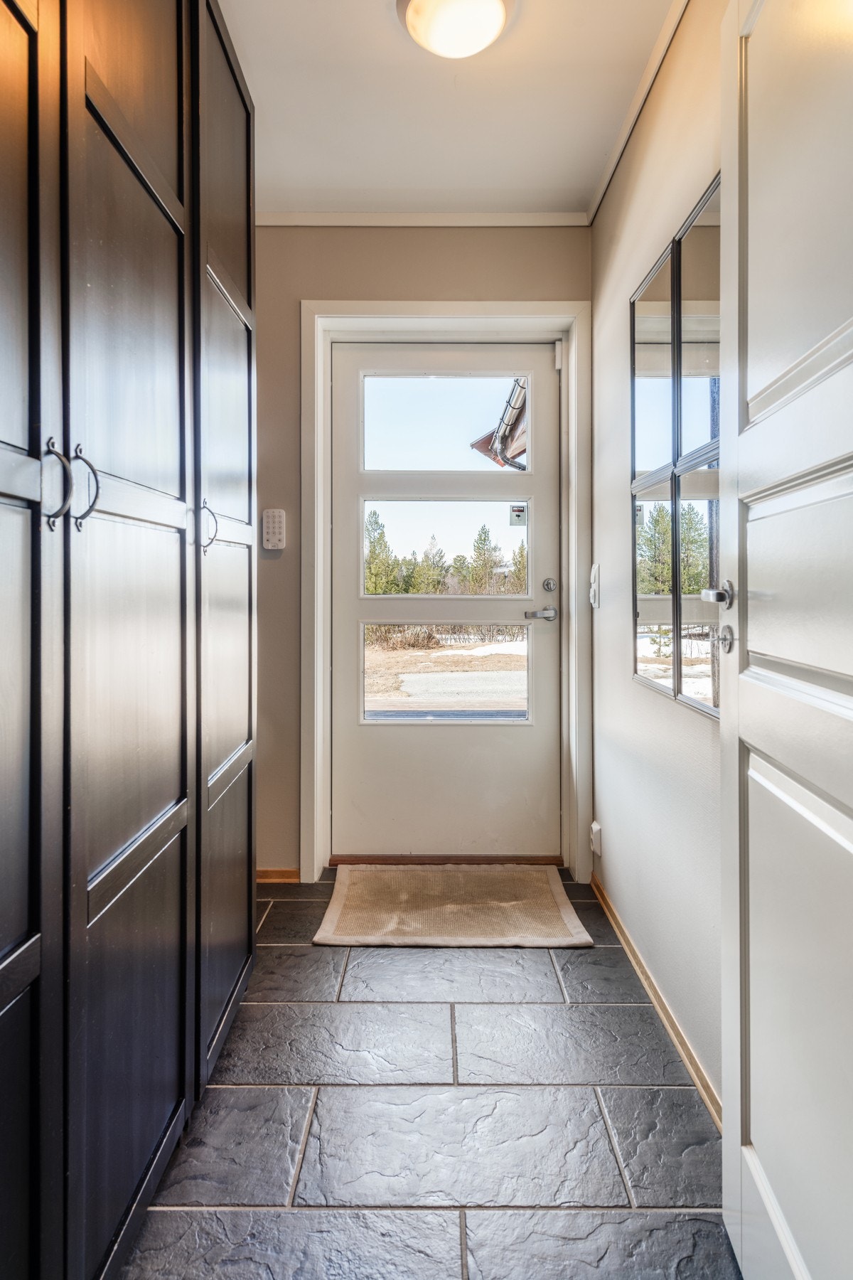Gangen har godt med oppbevaringsmuligheter Galleribilde