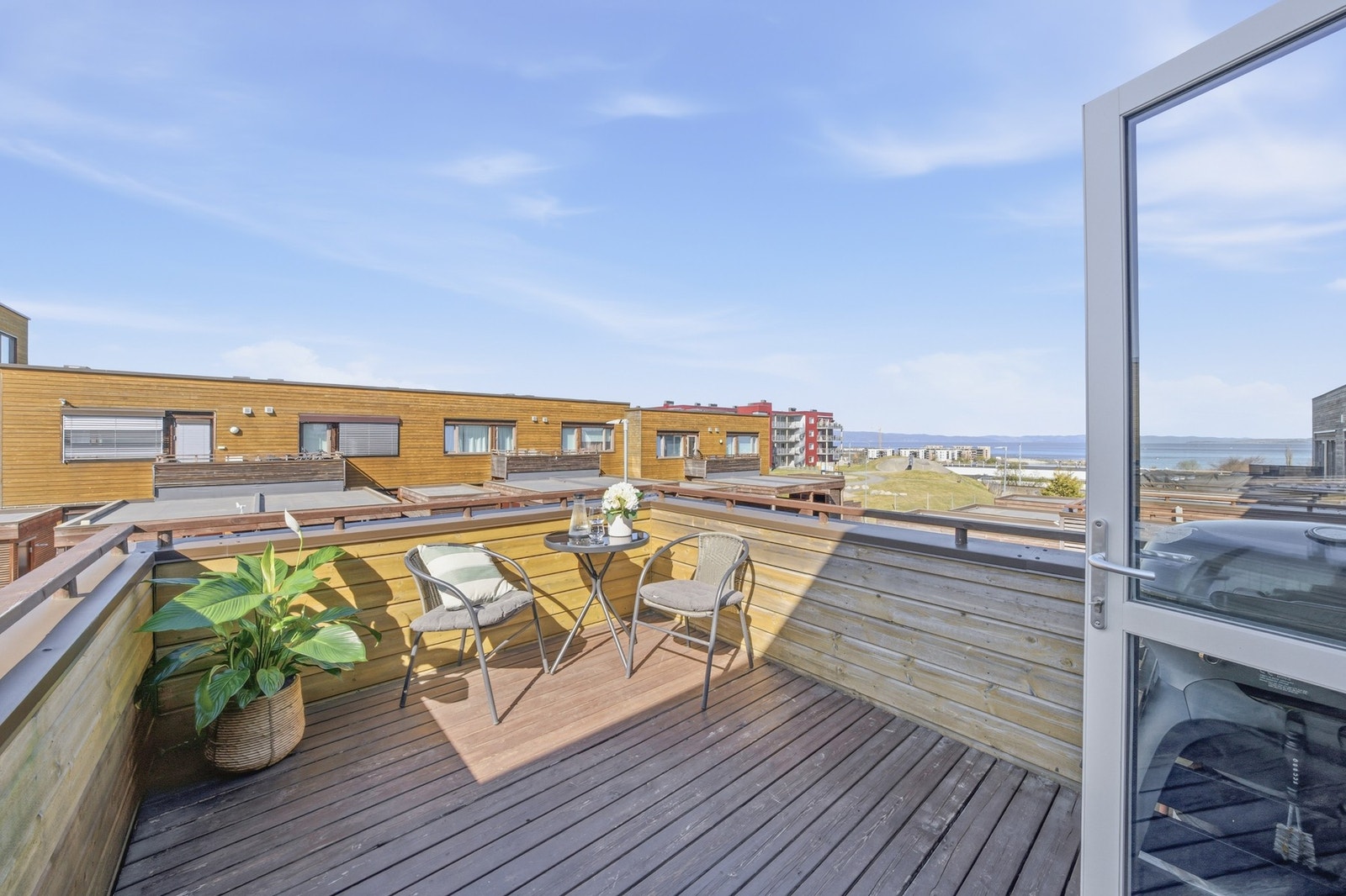 EiendomsMegler 1 v/Frank Robert Bae har gleden av å presentere et moderne og innholdsrikt rekkehus i rolige og familievennlige omgivelser på Grilstad Park. Fotograf (Aziz Nasuti art gallery - Aziz Nasuti) Galleribilde