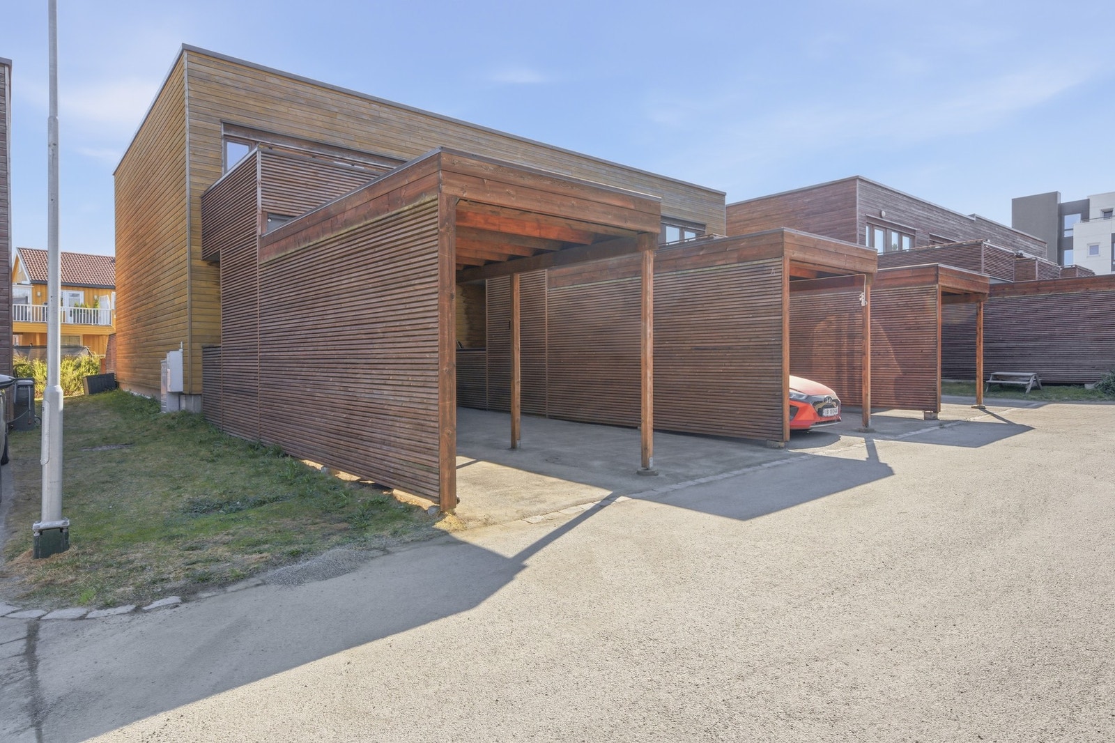 Boligen disponerer egen carport og oppstillingsplass til ytterligere én bil rett ved siden av. Gjesteparkering i området. Galleribilde
