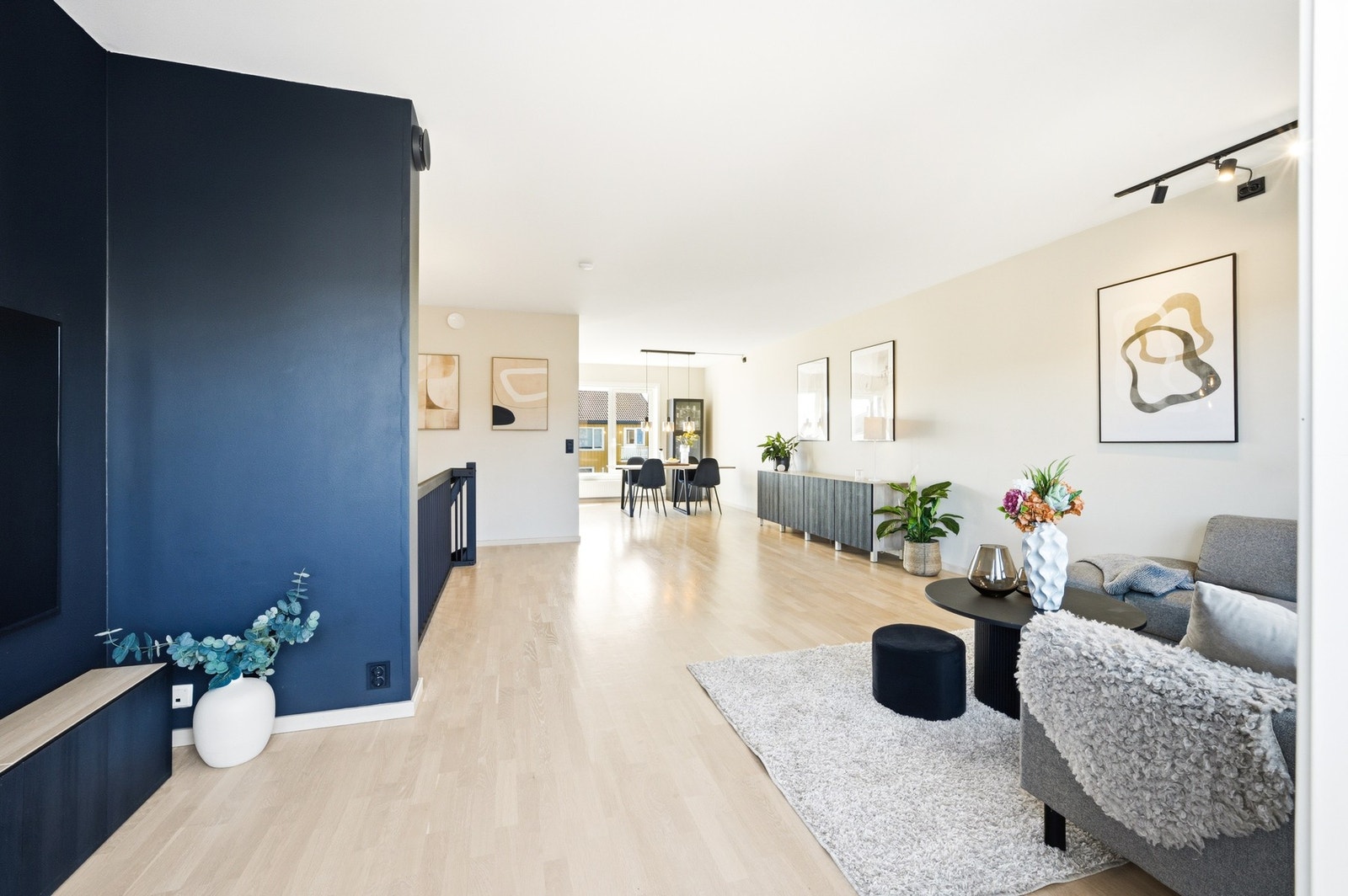 Boligen har fjernvarme og balansert ventilasjon som gir en effektiv oppvarming og et sunt inneklima året rundt. Galleribilde