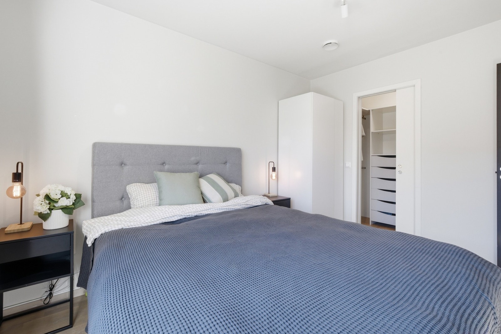 Soverommet har god plass til dobbeltseng, og er tilknyttet egen walk-in garderobe på ca. 3,1 kvm. Galleribilde