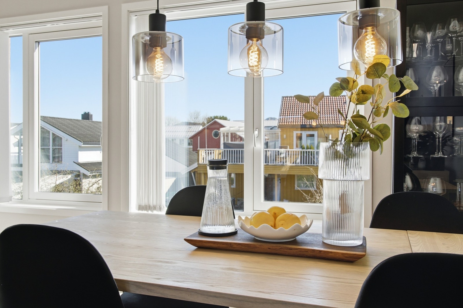 Gjengangeren i boligen er de store vindusflatene som åpner opp rommene og bidrar til et herlig gjennomlys. Galleribilde