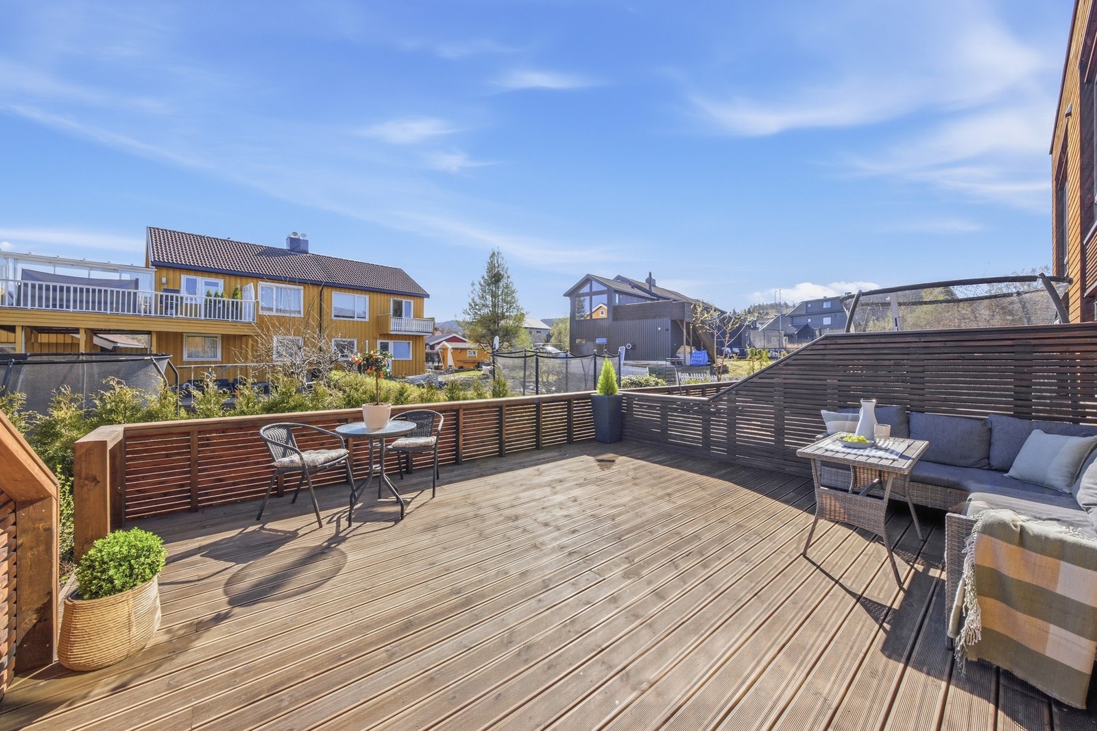 Terrassen er på hele 25 kvm. God plass til stor sittegruppe og grill. Galleribilde