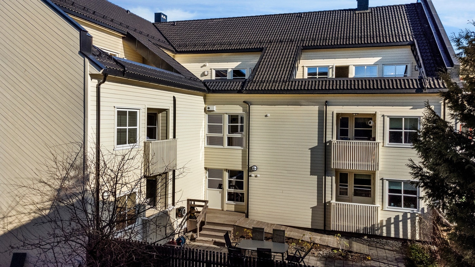 Leiligheten har en tilbaketrukket og rolig plassering inn mot bakgård, vend bort fra gate. Galleribilde