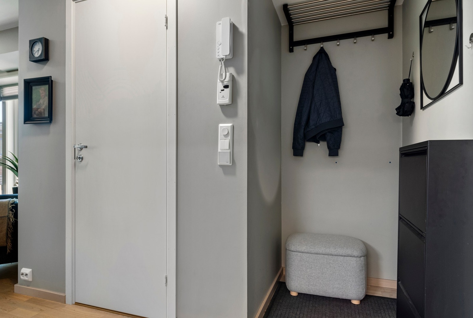 Praktisk bod ved inngangspart for garderobe og lagringsareal. I tillegg klesavheng. Galleribilde