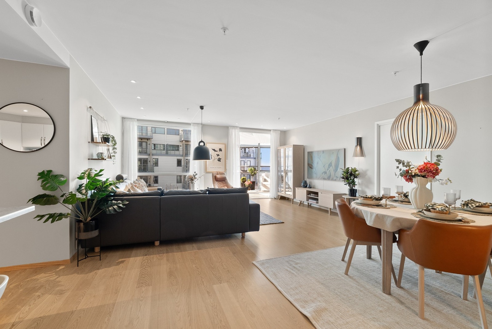 Stua har pent 1-stavs parkettgulv, nedfelt himling med downlights og slette vegger i moderne farger. Galleribilde