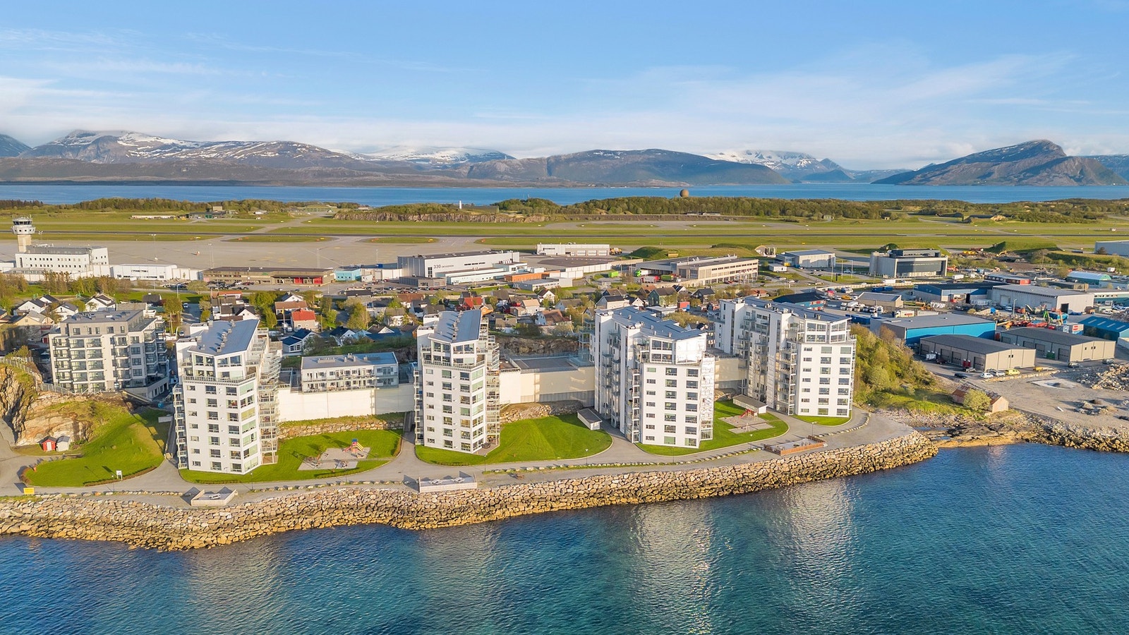 Sameiet Panorama Vest består av 91 seksjoner, fordelt på de to ytterste byggene til høyre i bildet. Galleribilde