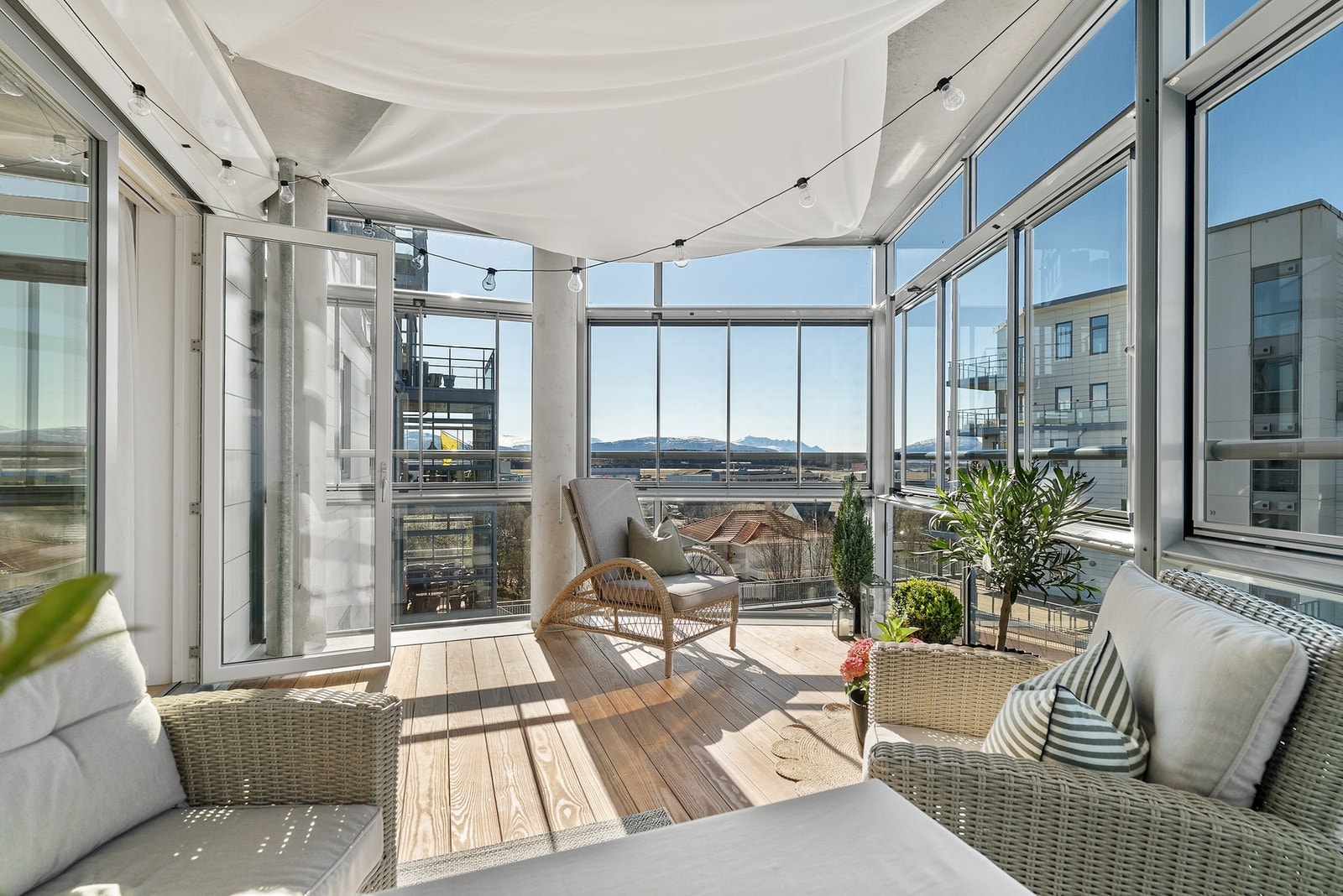 Innglasset balkong på 17 m² med nydelig utsikt mot både hav og fjell. Galleribilde